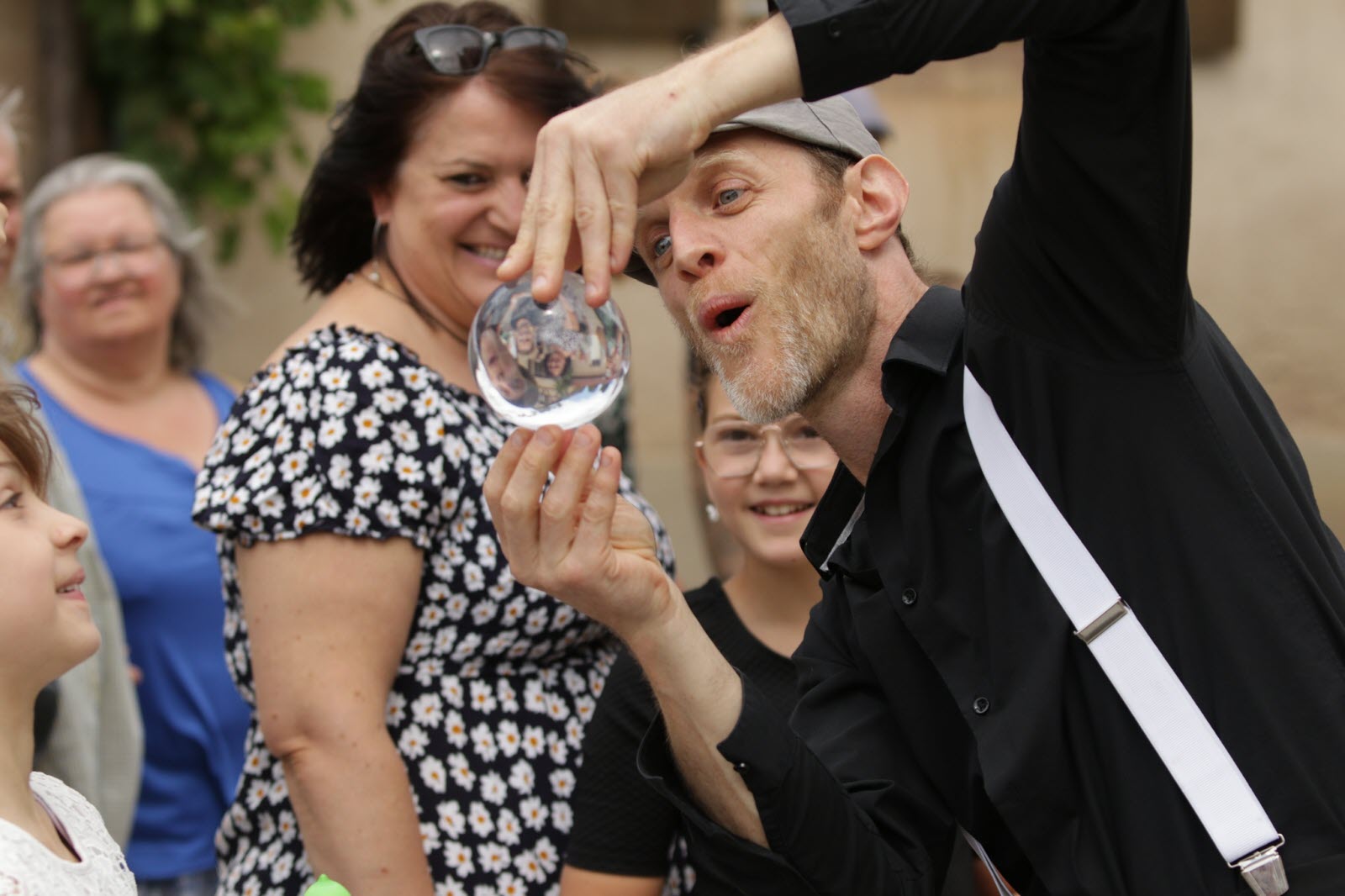 gauthier-tritschler-de-la-compagnie-calligraff-jonglait-gracieusement-avec-sa-boule-en-verre-1690132456