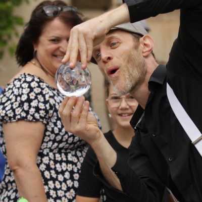 gauthier-tritschler-de-la-compagnie-calligraff-jonglait-gracieusement-avec-sa-boule-en-verre-1690132456